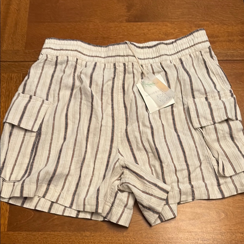 Darana Linen-Blend Cargo Shorts in Ivory Navy